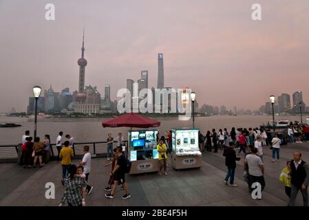 Shanghais Skyline von Pudong überragt den Huangpu-Fluss und den Bund. China Stockfoto