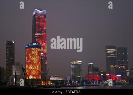 Shanghai Wolkenkratzer bei Nacht beleuchtet durch LED-Beleuchtung, Blick vom Bund, China Stockfoto