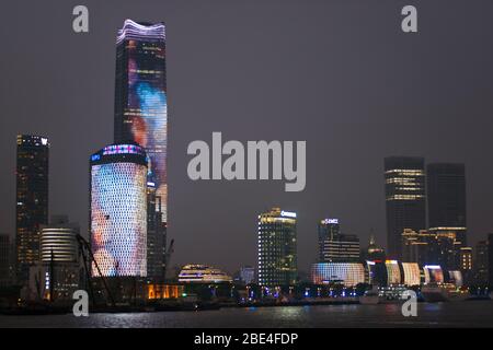 Shanghai Wolkenkratzer bei Nacht beleuchtet durch LED-Beleuchtung, Blick vom Bund, China Stockfoto