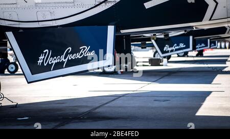 Die United States Air Force Air Demonstration Squadron „Thunderbirds“ fliegen über Las Vegas, Nev., 11. April 2020. Die Thunderbirds werden über Las Vegas geflogen, um Wertschätzung und Unterstützung für die Gesundheitsarbeiter, Ersthelfer und andere wichtige Mitarbeiter zu zeigen, die an der Front arbeiten, um COVID-19 zu bekämpfen. (USA Air Force Foto/Stab Sgt. Cory W. Bush) Stockfoto