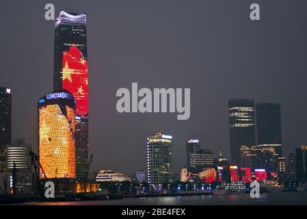 Shanghai Wolkenkratzer bei Nacht, die chinesische Flagge, beleuchtet durch LED-Beleuchtung, Blick vom Bund, China Stockfoto