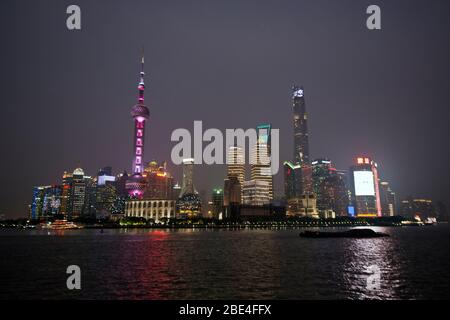 Shanghais Skyline von Pudong überragt den Huangpu-Fluss, Blick vom Bund bei Nacht. China Stockfoto