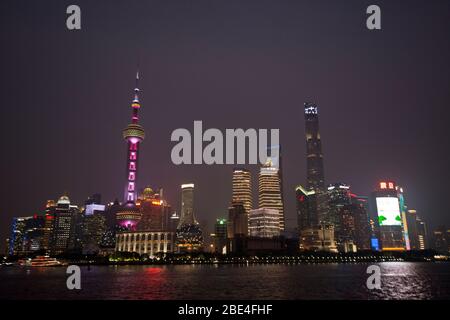 Shanghais Skyline von Pudong überragt den Huangpu-Fluss, Blick vom Bund bei Nacht. China Stockfoto