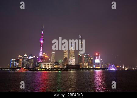 Shanghais Skyline von Pudong überragt den Huangpu-Fluss, Blick vom Bund bei Nacht. China Stockfoto