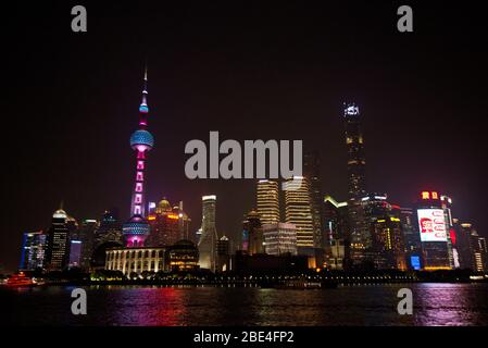 Shanghais Skyline von Pudong überragt den Huangpu-Fluss, Blick vom Bund bei Nacht. China Stockfoto