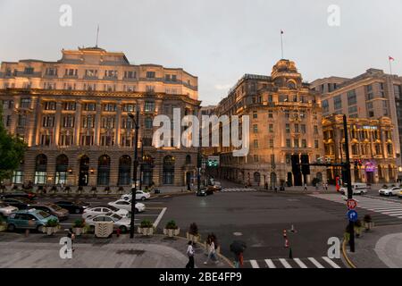 Der Bund, Shanghai: Das Shanghai Custom House Building und die Hong Kong und Shanghai Bank in der Dämmerung. China Stockfoto