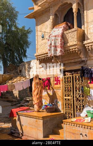 Indische Dame Trocknen Kleidung Jaisalmer Fort Rajasthan Indien Stockfoto