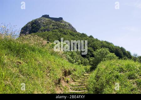 Der untere Teil des Hügels mit Pfad, der zum Katharerschloss von Montsegur führt Stockfoto