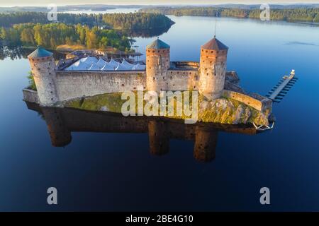 Die mittelalterliche Festung Olavinlinna schließen an einem Julimorgen (Luftaufnahmen). Savonlina, Finnland Stockfoto