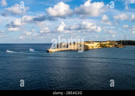 Fort Ricasoli bewacht den Eingang zum Hafen von Valletta auf der Insel Malta Stockfoto