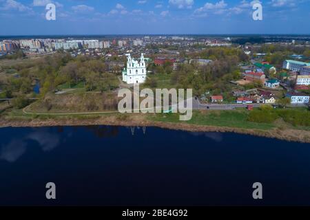 Hagia Sophia im Stadtbild an einem sonnigen Apriltag (Luftaufnahme). Polotsk, Weißrussland Stockfoto