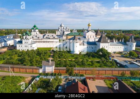 Rostow Kreml an einem sonnigen Julimorgen (aus einem Quadrocopter aufgenommen). Goldener Ring von Russland Stockfoto