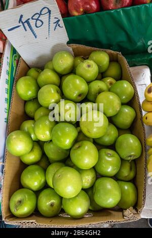 Eine Schachtel mit indischem Jujube, auch chinesisches Datum, ber, chinesischer Apfel, indische Pflaume, Ziziphus mauritiana bei einem Obsthändler in Taipei genannt Stockfoto