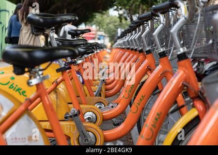 Biscycles an einer Fahrradverleihstation auf Taipehs beliebtem Fahrradverleihsystem, U-.bike oder Youbike Stockfoto