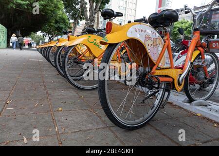 Biscycles an einer Fahrradverleihstation auf Taipehs beliebtem Fahrradverleihsystem, U-.bike oder Youbike Stockfoto