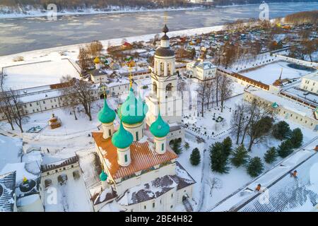 Über den Tempeln des Tolgski Klosters am Januartag (Luftaufnahmen). Jaroslawl, Goldener Ring Russlands, Russland Stockfoto