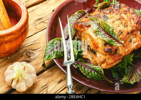 Leckeres Lendenfleisch mit Sauerampfer und Speck gefüllt Stockfoto