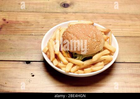 Speck Käse Burger und Chips auf Holzhintergrund Stockfoto