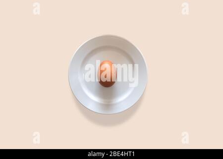 Ei setzt auf weißen Teller für minimale Nahrungskonzept. Stockfoto