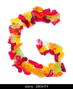 Buchstabe G des englischen Alphabets aus mehrfarbiger Marmelade auf weißem, isoliertem Hintergrund. Essgewohnheiten aus Kinderbonbären, Dinosa Stockfoto