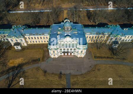 PETERHOF, RUSSLAND - 23. MÄRZ 2020: Draufsicht auf den zentralen Teil des Znamensky-Palastes an einem sonnigen Märztag (Luftaufnahme). Alter Peterhof Stockfoto