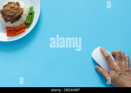 Per Hand-Mausklick, um Lebensmittel online zu bestellen, während Quarantäne Zeit. Konzept „Bleib zu Hause“. Stockfoto