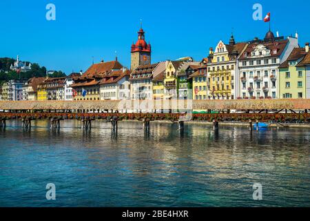 Schweizer Tourismus- und Reiseland in Luzern. Bewundernswerte Stadtansicht mit geblühter Holzkapellenbrücke auf der Reuss, Luzern, Schweiz, E. Stockfoto