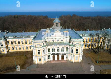 PETERHOF, RUSSLAND - 23. MÄRZ 2020: Nahaufnahme des zentralen Teils des Znamenski Palastes an einem Märznachmittag (Luftaufnahme). Alter Peterhof Stockfoto