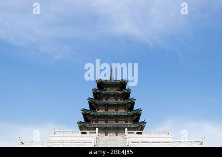 Seoul, Südkorea - 25. Oktober 2019 : Nationales Folkmuseum von Korea mit blauem Himmel, Dieses Gebäude befindet sich in der Nähe des gyeongbokgung-palastes. Stockfoto