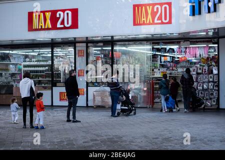 Panikkauf und Horten aufgrund des Ausbruchs von COVID-19. Die Schlange wurde am 8. April 2020 in Tel Aviv, Israel, fotografiert Stockfoto