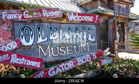 Das Old Jail Museum und Gator Bob's sind bei Touristen in der Altstadt von St. Augustine, Florida, sehr beliebt. (USA) Stockfoto