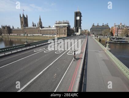 London, Großbritannien. April 2020. Tag der Lockdown in London. Westminster Bridge, neben den Houses of Parliament und Big Ben, ist am Ostersamstag um 11.00 Uhr in London fast verlassen. Es ist der erste Feiertag des Jahres, und viele Menschen genießen das lange Wochenende, indem sie ausgehen und unterwegs oder in den Urlaub, aber dieses Jahr ist das Land auf Sperre wegen der COVID-19 Coronavirus Pandemie. Menschen dürfen nicht zu Hause verlassen, außer für minimale Lebensmittel einkaufen, medizinische Behandlung, Bewegung - einmal pro Tag und wesentliche Arbeit. COVID-19 Sperrung des Coronavirus, London, Großbritannien, am 11. April 2020 Quelle: Paul Stockfoto