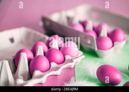 Nahaufnahme der schönen rosafarbenen Eier auf Pastellgrund. Frohe Ostern, Frühling, Weihnachtskonzept Stockfoto