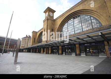 London, Großbritannien. April 2020. Tag der Lockdown in London. Eine fast menschenleere Kings Cross Station in London am Ostersamstag. Es ist der erste Feiertag des Jahres, und viele Menschen genießen das lange Wochenende, indem sie ausgehen und unterwegs oder in den Urlaub, aber dieses Jahr ist das Land auf Sperre wegen der COVID-19 Coronavirus Pandemie. Menschen dürfen nicht zu Hause verlassen, außer für minimale Lebensmittel einkaufen, medizinische Behandlung, Bewegung - einmal pro Tag und wesentliche Arbeit. COVID-19 Coronavirus Lockdown, London, Großbritannien, am 11. April 2020 Quelle: Paul Marriott/Alamy Live News Stockfoto