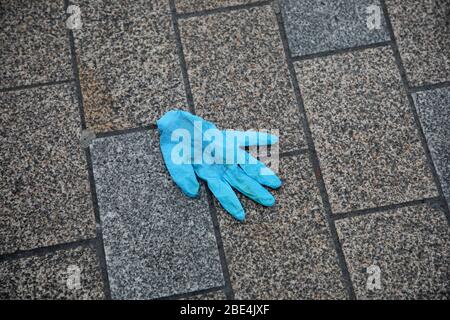 London, Großbritannien. April 2020. Tag der Lockdown in London. Ein ausrangierte Plastikhandschuh in der Regent Street. Es ist der erste Feiertag des Jahres, und viele Menschen genießen das lange Wochenende, indem sie ausgehen und unterwegs oder in den Urlaub, aber dieses Jahr ist das Land auf Sperre wegen der COVID-19 Coronavirus Pandemie. Menschen dürfen nicht zu Hause verlassen, außer für minimale Lebensmittel einkaufen, medizinische Behandlung, Bewegung - einmal pro Tag und wesentliche Arbeit. COVID-19 Coronavirus Lockdown, London, Großbritannien, am 11. April 2020 Quelle: Paul Marriott/Alamy Live News Stockfoto