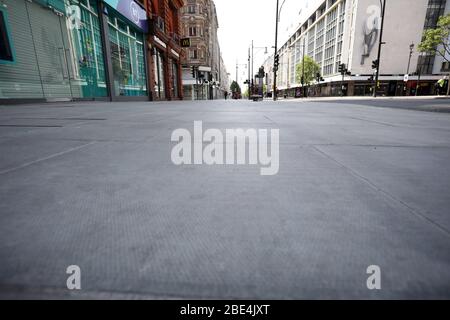 London, Großbritannien. April 2020. Tag der Lockdown in London. Eine sehr ruhige Oxford Street, am Ostersamstag. Es ist der erste Feiertag des Jahres, und viele Menschen genießen das lange Wochenende, indem sie ausgehen und unterwegs oder in den Urlaub, aber dieses Jahr ist das Land auf Sperre wegen der COVID-19 Coronavirus Pandemie. Menschen dürfen nicht zu Hause verlassen, außer für minimale Lebensmittel einkaufen, medizinische Behandlung, Bewegung - einmal pro Tag und wesentliche Arbeit. COVID-19 Coronavirus Lockdown, London, Großbritannien, am 11. April 2020 Quelle: Paul Marriott/Alamy Live News Stockfoto