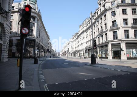 London, Großbritannien. April 2020. Tag der Lockdown in London. Regent Street ist extrem ruhig, da die meisten Geschäfte während der Schließung geschlossen sind. Es ist der erste Feiertag des Jahres, und viele Menschen genießen das lange Wochenende, indem sie ausgehen und unterwegs oder in den Urlaub, aber dieses Jahr ist das Land auf Sperre wegen der COVID-19 Coronavirus Pandemie. Menschen dürfen nicht zu Hause verlassen, außer für minimale Lebensmittel einkaufen, medizinische Behandlung, Bewegung - einmal pro Tag und wesentliche Arbeit. COVID-19 Coronavirus Lockdown, London, Großbritannien, am 11. April 2020 Quelle: Paul Marriott/Alamy Live News Stockfoto