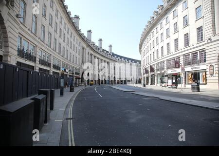 London, Großbritannien. April 2020. Tag der Lockdown in London. Regents Street um 13 Uhr in einem fast menschenleeren London am Ostersamstag. Es ist der erste Feiertag des Jahres, und viele Menschen genießen das lange Wochenende, indem sie ausgehen und unterwegs oder in den Urlaub, aber dieses Jahr ist das Land auf Sperre wegen der COVID-19 Coronavirus Pandemie. Menschen dürfen nicht zu Hause verlassen, außer für minimale Lebensmittel einkaufen, medizinische Behandlung, Bewegung - einmal pro Tag und wesentliche Arbeit. COVID-19 Coronavirus Lockdown, London, Großbritannien, am 11. April 2020 Quelle: Paul Marriott/Alamy Live News Stockfoto