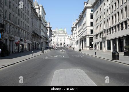 London, Großbritannien. April 2020. Tag der Lockdown in London. Eine fast menschenleere Straße Richtung Piccadilly Circus in London am Ostersamstag. Es ist der erste Feiertag des Jahres, und viele Menschen genießen das lange Wochenende, indem sie ausgehen und unterwegs oder in den Urlaub, aber dieses Jahr ist das Land auf Sperre wegen der COVID-19 Coronavirus Pandemie. Menschen dürfen nicht zu Hause verlassen, außer für minimale Lebensmittel einkaufen, medizinische Behandlung, Bewegung - einmal pro Tag und wesentliche Arbeit. COVID-19 Coronavirus Lockdown, London, Großbritannien, am 11. April 2020 Quelle: Paul Marriott/Alamy Live News Stockfoto