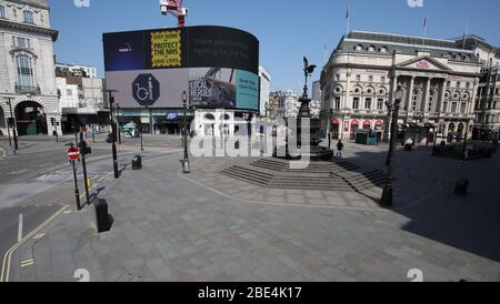 London, Großbritannien. April 2020. Tag der Lockdown in London. Ein fast menschenleerer Piccadilly Circus in London am Ostersamstag. Es ist der erste Feiertag des Jahres, und viele Menschen genießen das lange Wochenende, indem sie ausgehen und unterwegs oder in den Urlaub, aber dieses Jahr ist das Land auf Sperre wegen der COVID-19 Coronavirus Pandemie. Menschen dürfen nicht zu Hause verlassen, außer für minimale Lebensmittel einkaufen, medizinische Behandlung, Bewegung - einmal pro Tag und wesentliche Arbeit. COVID-19 Coronavirus Lockdown, London, Großbritannien, am 11. April 2020 Quelle: Paul Marriott/Alamy Live News Stockfoto