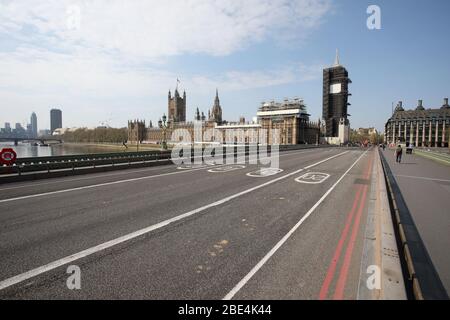 London, Großbritannien. April 2020. Tag der Lockdown in London. Eine sehr ruhige Westminster Bridge, neben den Houses of Parliament und Big Ben, in London am Ostersamstag. Es ist der erste Feiertag des Jahres, und viele Menschen genießen das lange Wochenende, indem sie ausgehen und unterwegs oder in den Urlaub, aber dieses Jahr ist das Land auf Sperre wegen der COVID-19 Coronavirus Pandemie. Menschen dürfen nicht zu Hause verlassen, außer für minimale Lebensmittel einkaufen, medizinische Behandlung, Bewegung - einmal pro Tag und wesentliche Arbeit. COVID-19 Sperrung des Coronavirus, London, Großbritannien, am 11. April 2020 Quelle: Paul Marriott/Alamy Stockfoto