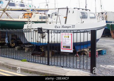 10. April 2020 EIN Covid 19 Sicherheitshinweis auf dem Geländer der Groomsport Boat Yard an der Mündung des Belfast Lough. Stockfoto