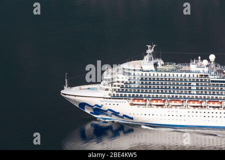 Das Kreuzfahrtschiff Sapphire Princess verlässt Geiranger Fjord. Stockfoto