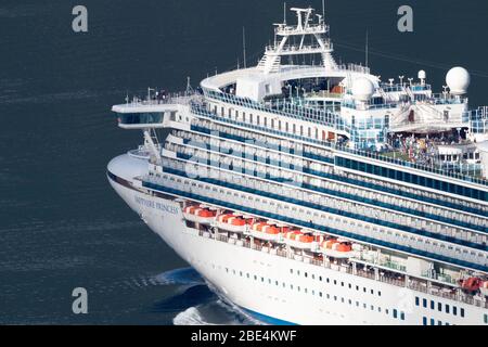 Das Kreuzfahrtschiff Sapphire Princess verlässt Geiranger Fjord. Stockfoto