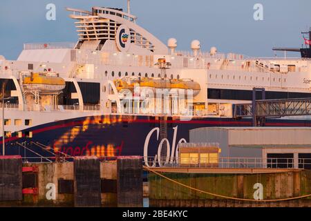 Die Ro/Pax Fähre Superspeed 1 im Abendlicht in Hirtshals. Stockfoto