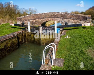 Oakhill Down Lock, North Wessex Downs, Kennet and Avon Canal, Froxfield, Wiltshire, England, Großbritannien, GB. Stockfoto