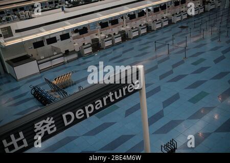 Tokio, Japan. April 2020. Geschlossene Check-in-Schalter auf der Abflughalle des Tokyo International Airport in Haneda in Tokio, Japan, 12. April 2020. Der japanische Premierminister Shinzo Abe erklärte angesichts der Zunahme von Coronavirus- und COVID-19-Infektionen für mindestens einen Monat den Ausnahmezustand. Kredit: Aflo Co. Ltd./Alamy Live News Stockfoto