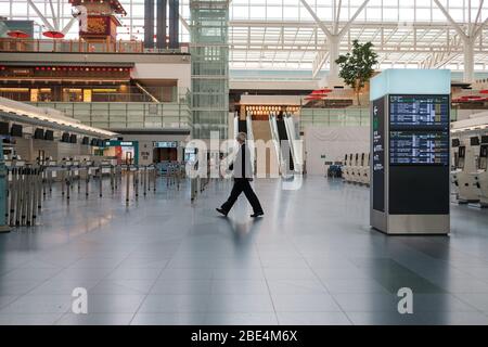 Tokio, Japan. April 2020. Ein Mann geht am 12. April 2020 auf der Abflughalle des Tokyo International Airport in Haneda in Tokio, Japan. Der japanische Premierminister Shinzo Abe erklärte angesichts der Zunahme von Coronavirus- und COVID-19-Infektionen für mindestens einen Monat den Ausnahmezustand. Kredit: Aflo Co. Ltd./Alamy Live News Stockfoto