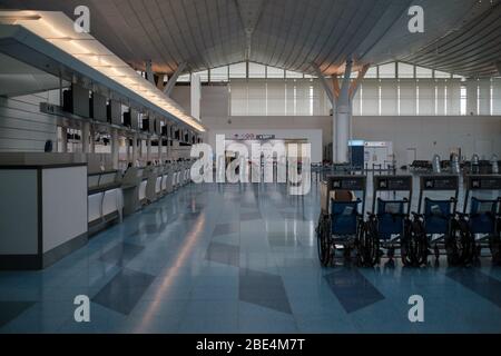 Tokio, Japan. April 2020. Geschlossene Check-in-Schalter auf der Abflughalle des Tokyo International Airport in Haneda in Tokio, Japan, 12. April 2020. Der japanische Premierminister Shinzo Abe erklärte angesichts der Zunahme von Coronavirus- und COVID-19-Infektionen für mindestens einen Monat den Ausnahmezustand. Kredit: Aflo Co. Ltd./Alamy Live News Stockfoto