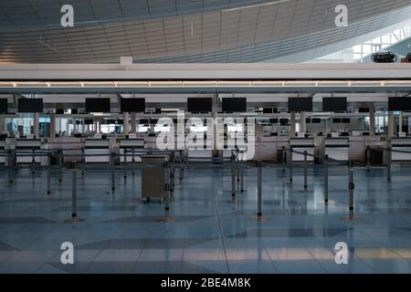 Tokio, Japan. April 2020. Geschlossene Check-in-Schalter auf der Abflughalle des Tokyo International Airport in Haneda in Tokio, Japan, 12. April 2020. Der japanische Premierminister Shinzo Abe erklärte angesichts der Zunahme von Coronavirus- und COVID-19-Infektionen für mindestens einen Monat den Ausnahmezustand. Kredit: Aflo Co. Ltd./Alamy Live News Stockfoto